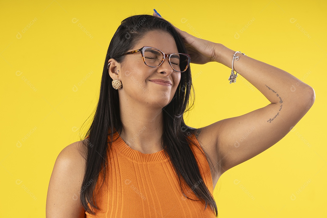 Mulher usando óculos com mãos na cabeça fazendo careta