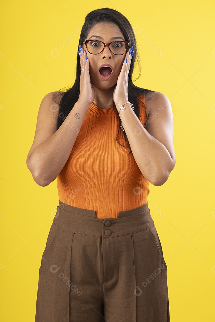 Mulher linda usando óculos com gesto de surpresa