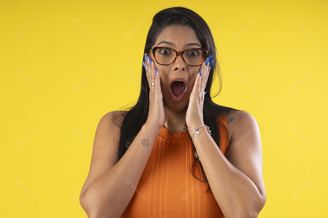 Mulher linda usando óculos com gesto de surpresa