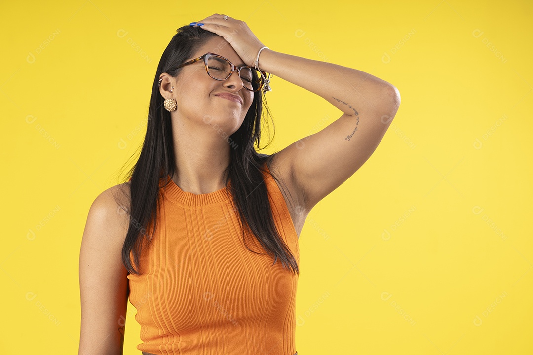 Mulher linda poderosa com mãos no rosto