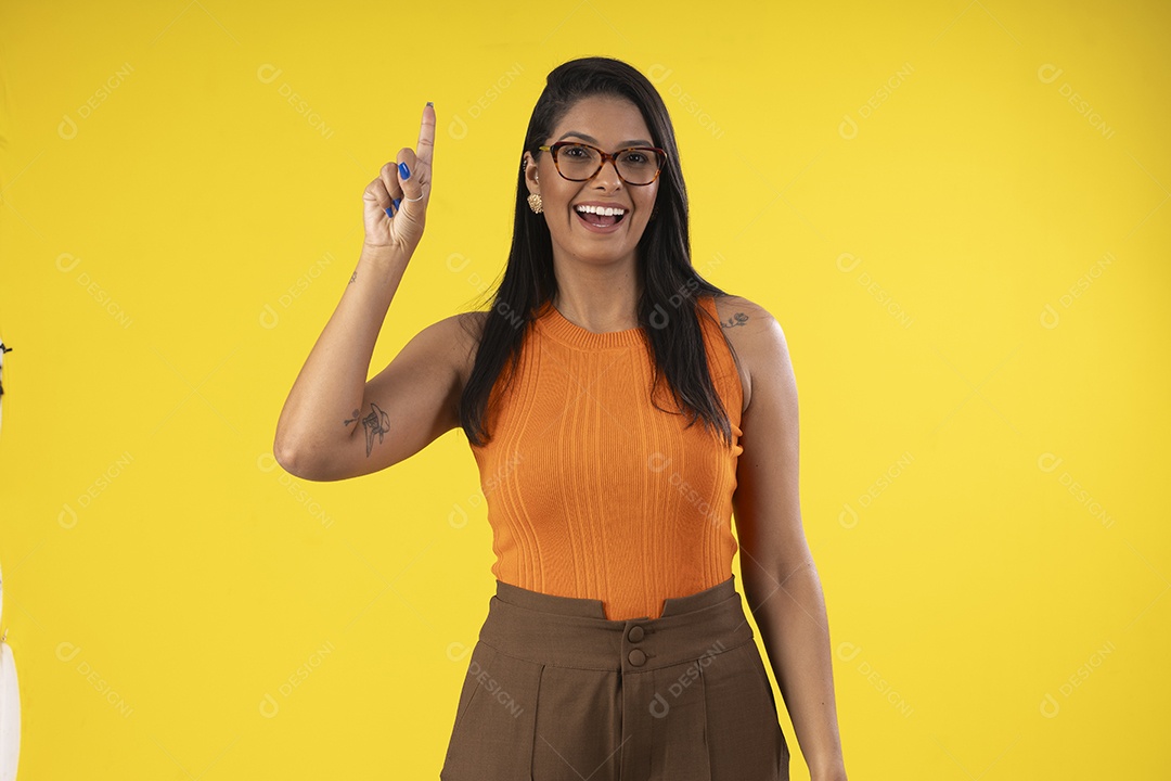 Mulher linda de óculos sorrindo com dedo pra cima