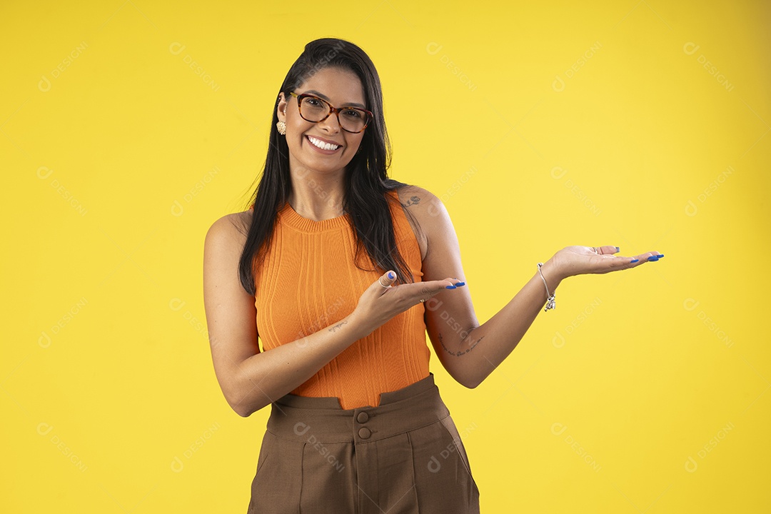 Mulher maravilhosa linda usando óculos e sorrindo