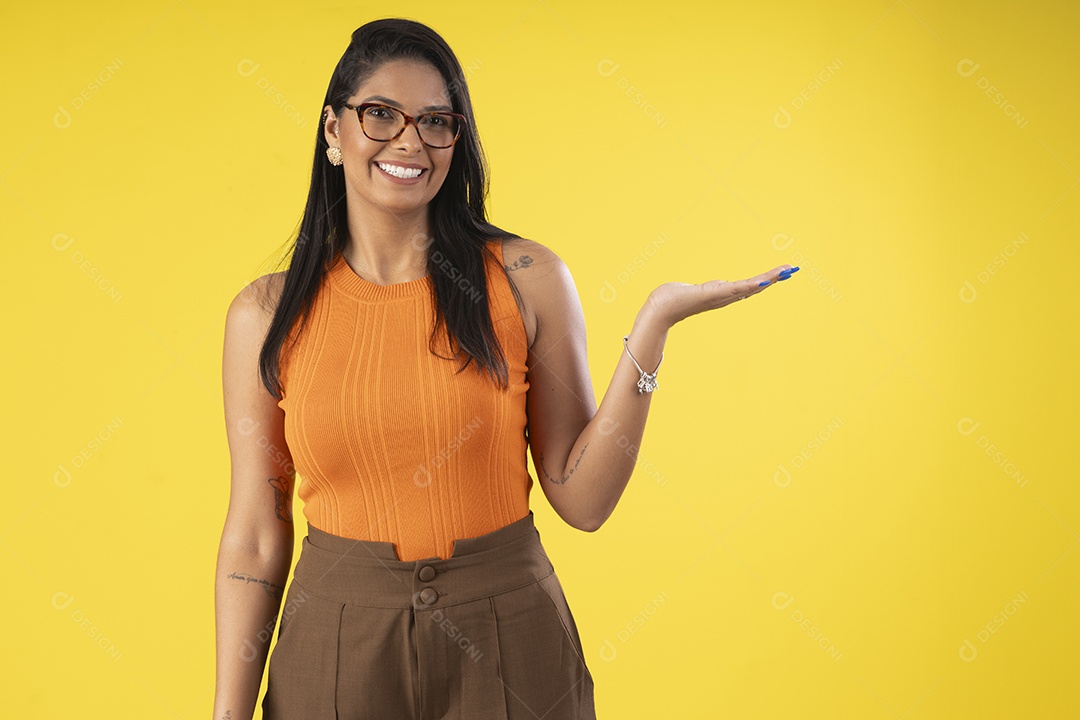 Mulher linda com óculos sorrindo