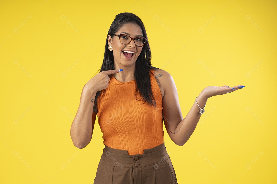 Mulher linda poderosa com óculos moderna