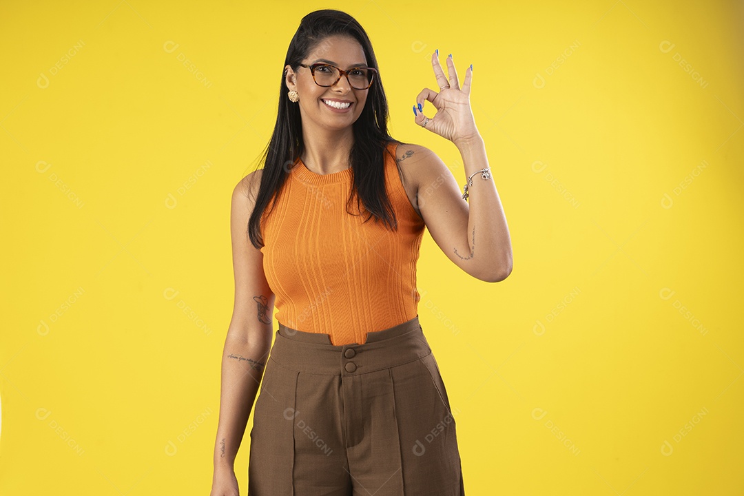 Mulher linda moderna poderosa usando óculos com gesto de top