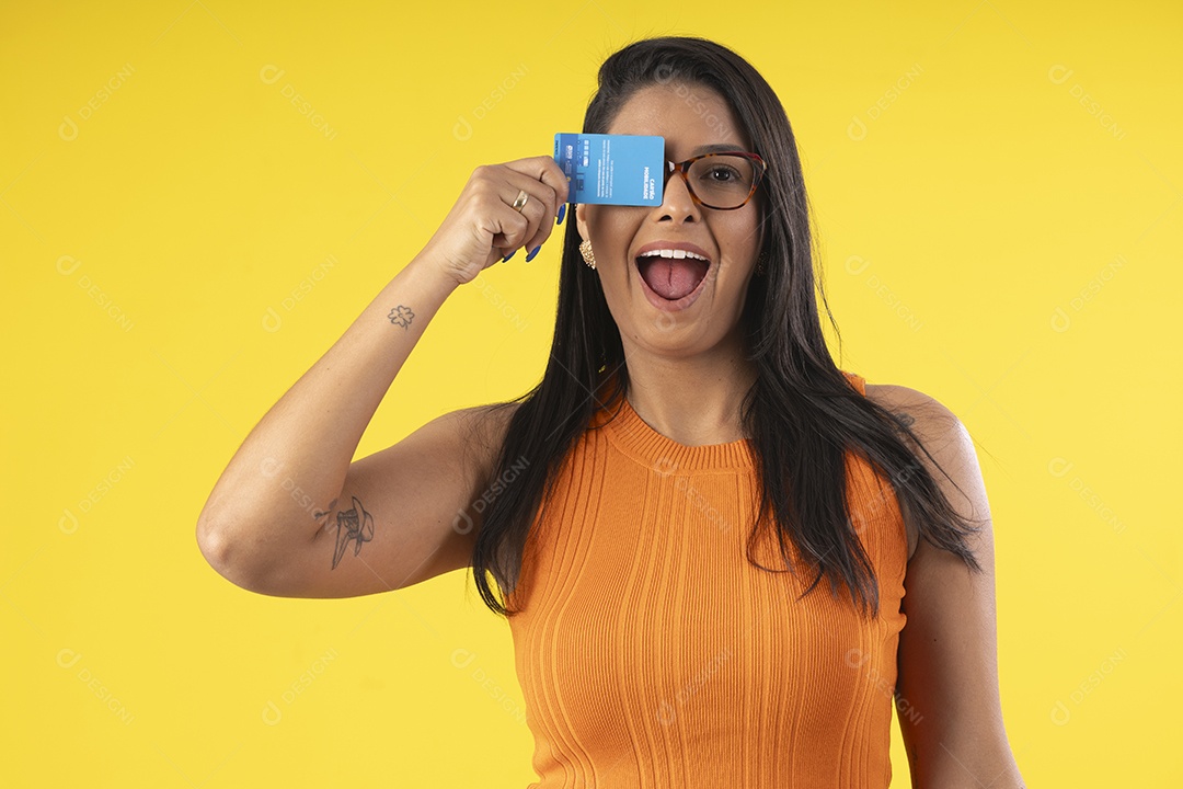 Mulher linda usando óculos e com cartão na mão