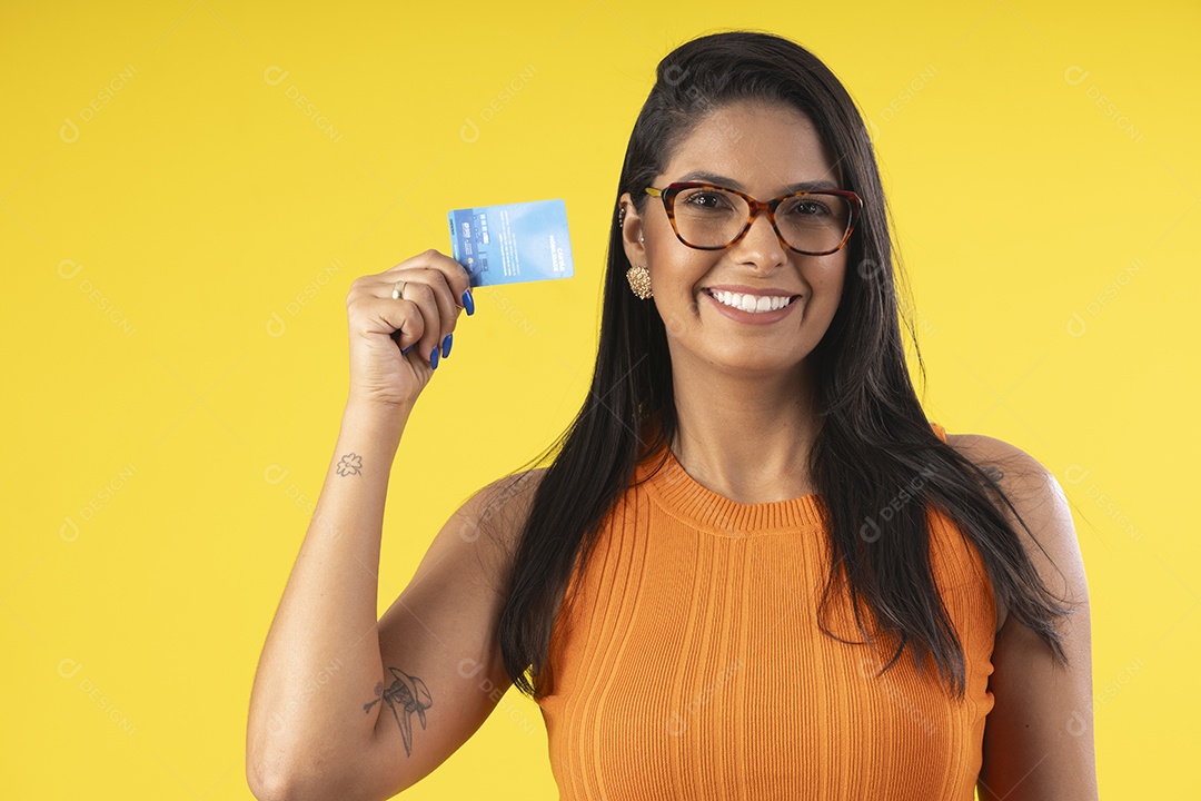 Mulher linda usando óculos e com cartão na mão