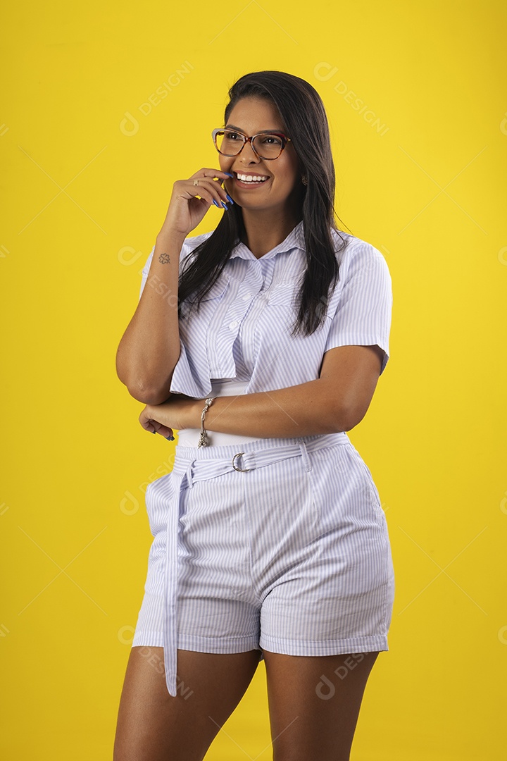 Mulher de óculos sorrindo com pose de mão no rosto