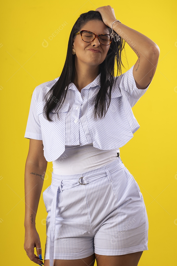 Mulher de óculos com mãos na cabeça