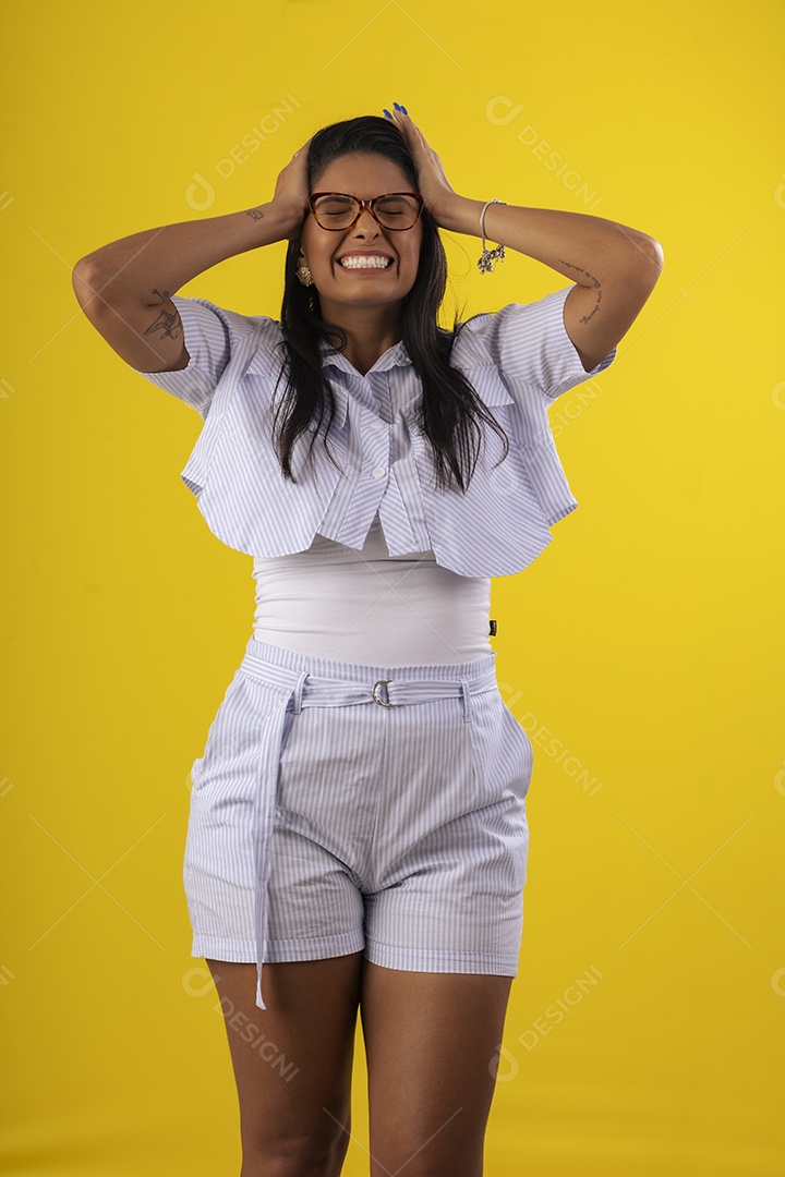 Mulher de óculos com mãos na cabeça