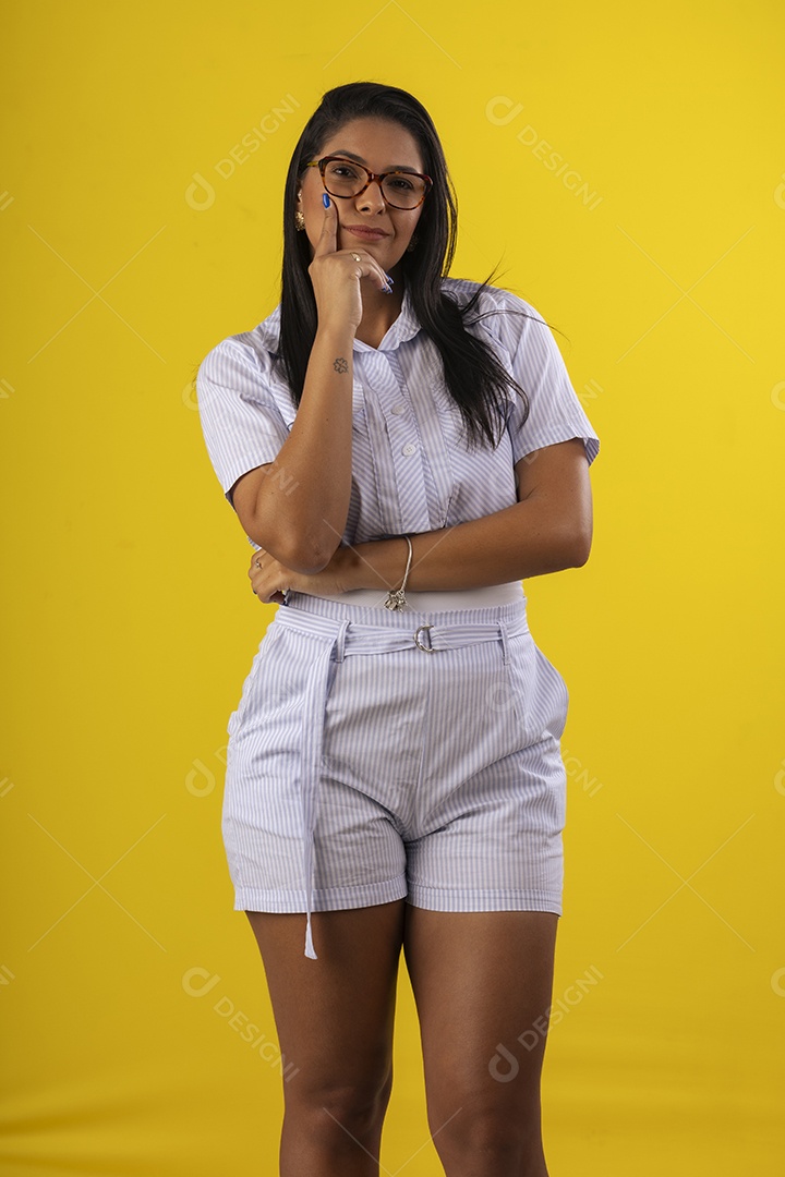 Mulher lindo usando óculos