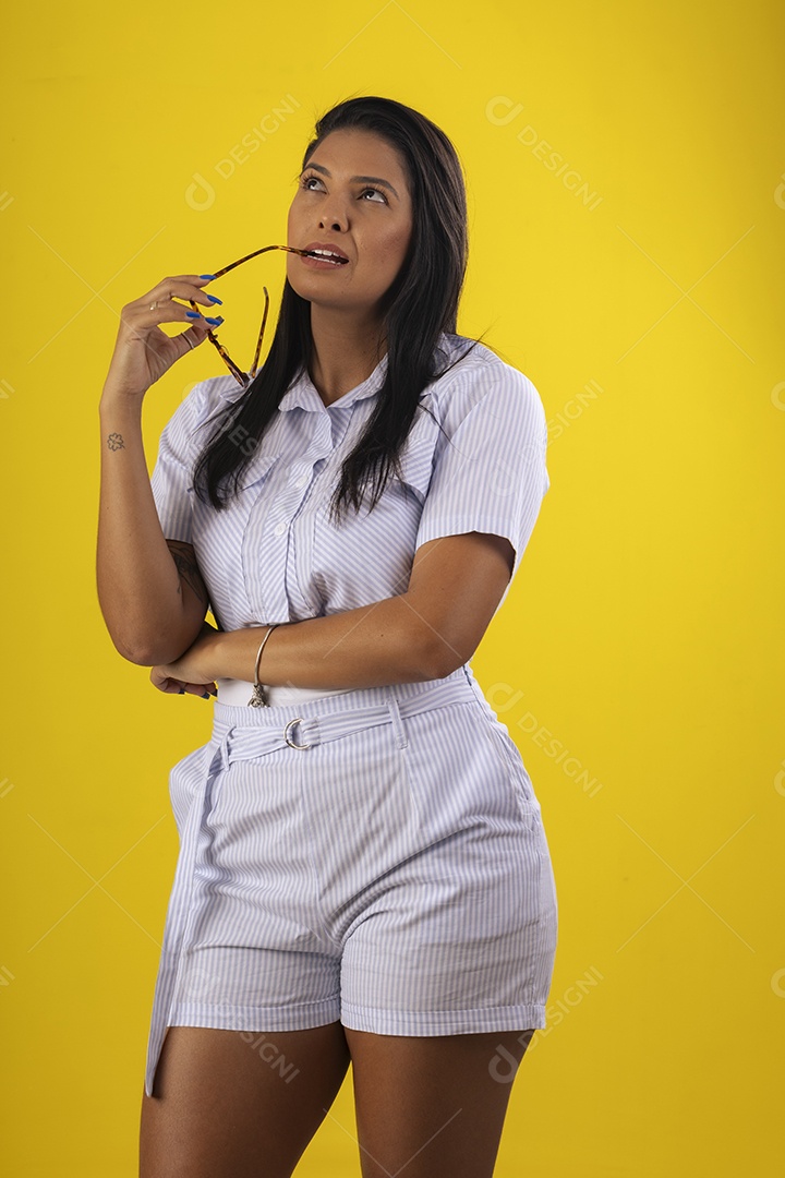 Mulher linda poderosa com pose e colocando óculos na boca