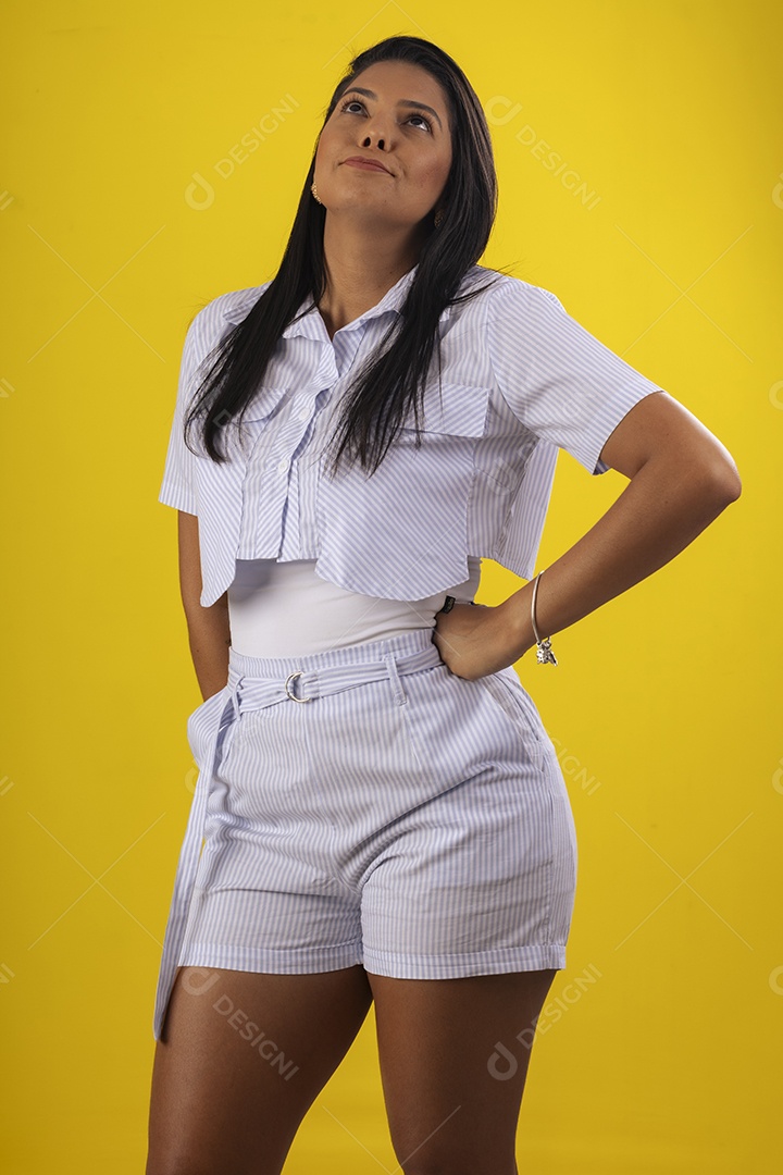 Mulher linda olhando para cima