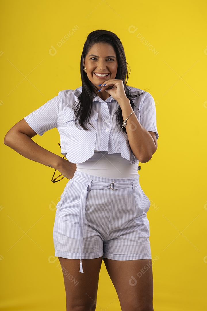 Mulher linda com sorriso no rosto