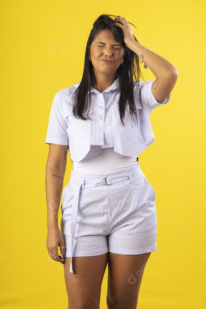 Mulher linda maravilhosa com pose e mãos no cabelo