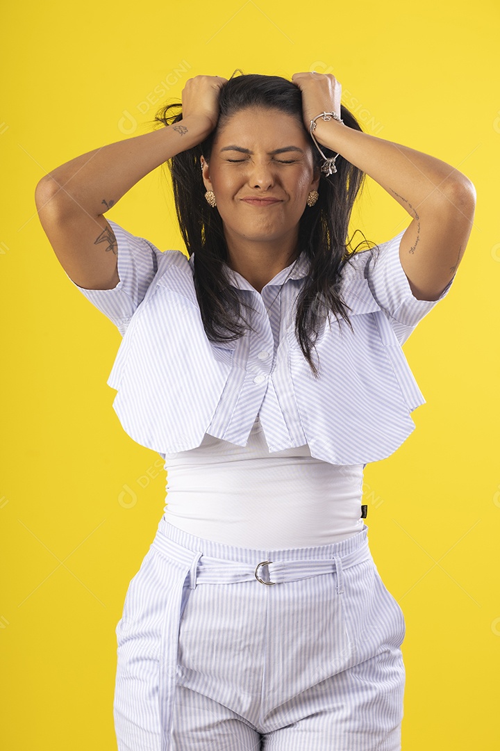 Mulher puxando os próprios cabelos e fazendo careta