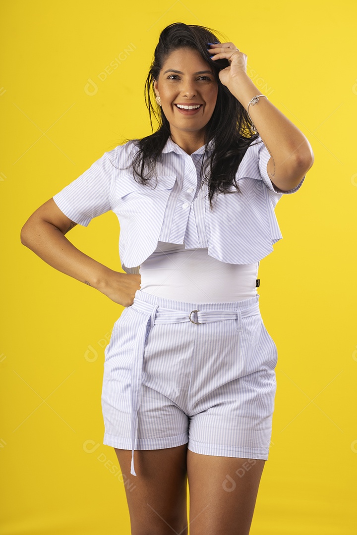 Mulher linda poderosa com pose sorrindo