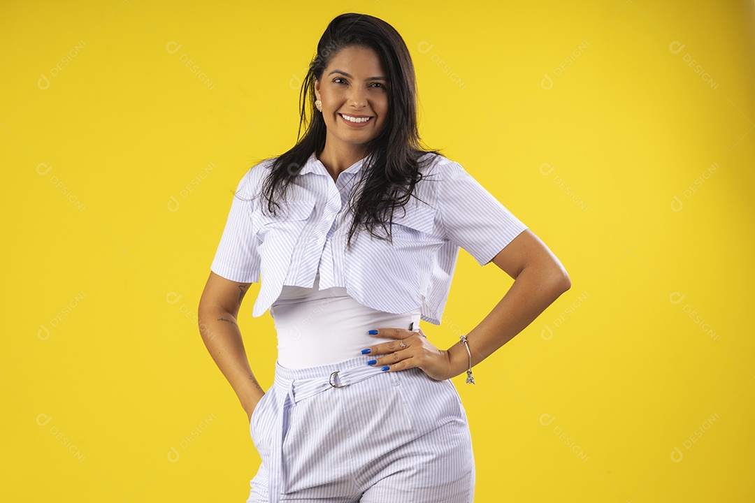 Mulher linda maravilhosa com pose de mãos na cintura
