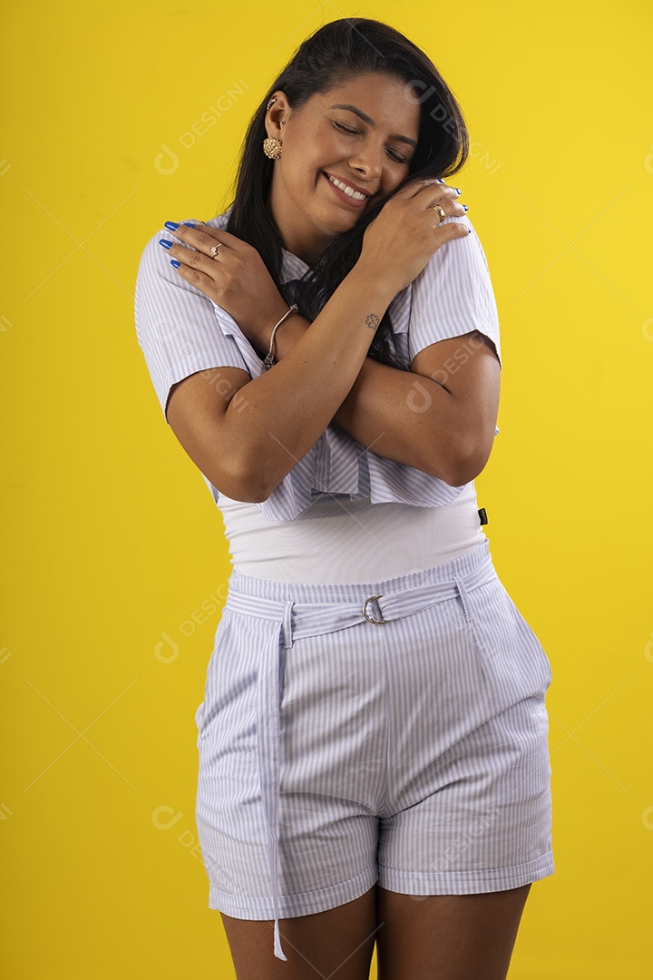 Linda mulher poderosa se abraçando