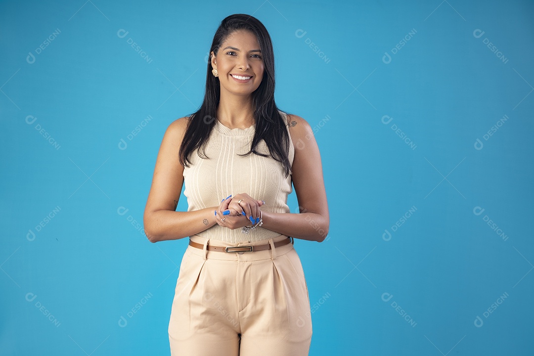 Mulher linda e poderosa com mãos dadas