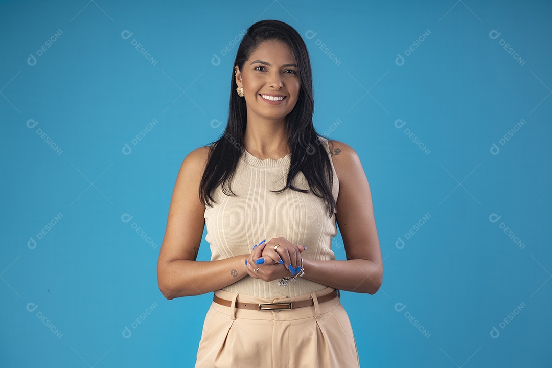 Mulher linda e poderosa com mãos dadas