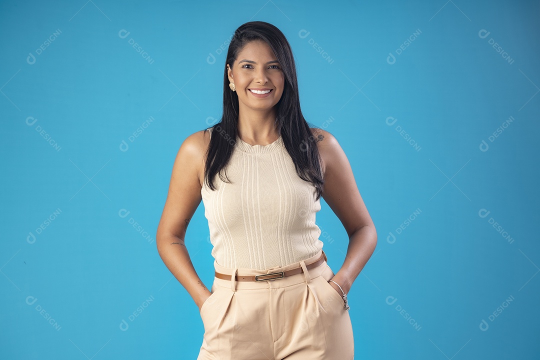 Mulher linda e poderosa com mãos no bolso