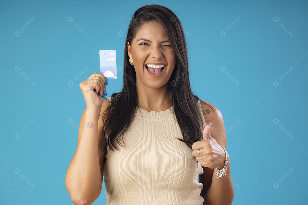 Mulher linda poderosa com cartão nas mãos