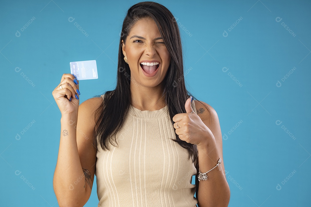 Mulher linda poderosa com cartão nas mãos