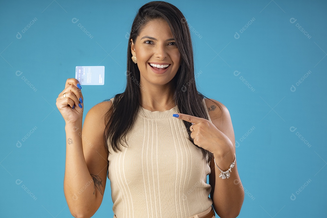 Mulher linda poderosa com cartão nas mãos