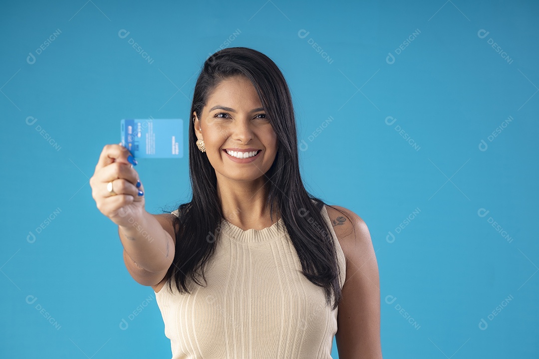 Mulher linda poderosa com cartão nas mãos