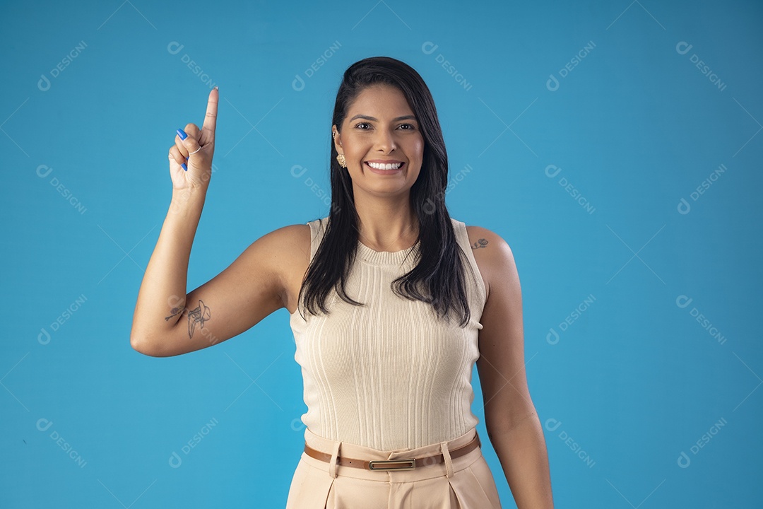 Linda mulher poderosa com dedos para cima