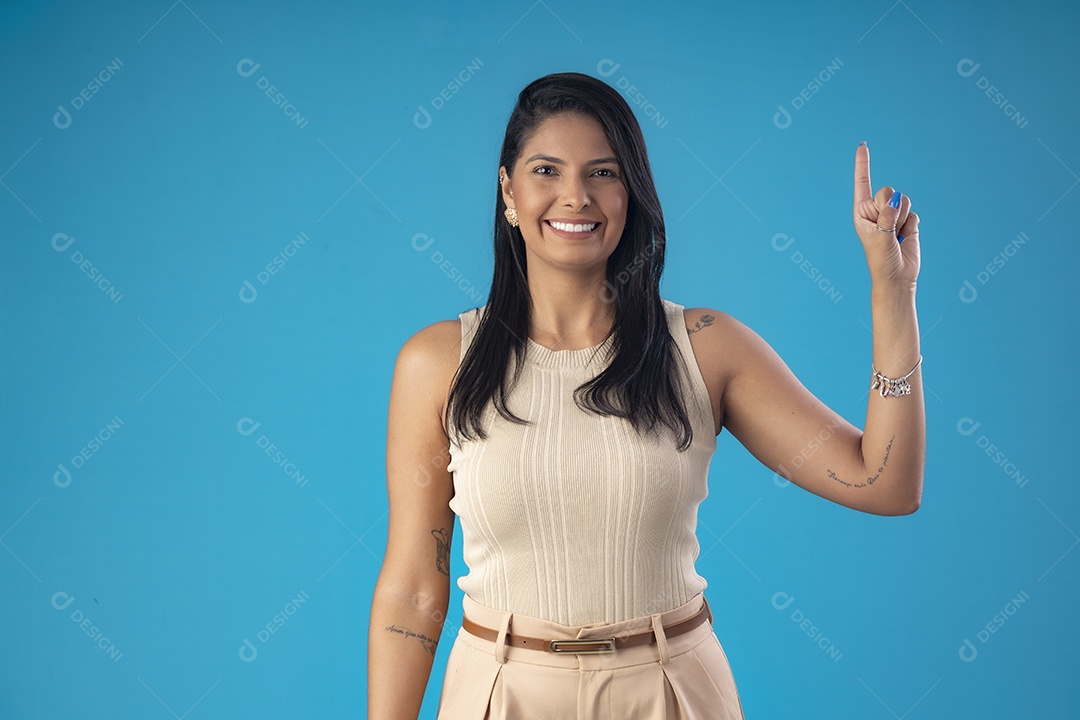 Linda mulher poderosa com dedos para cima