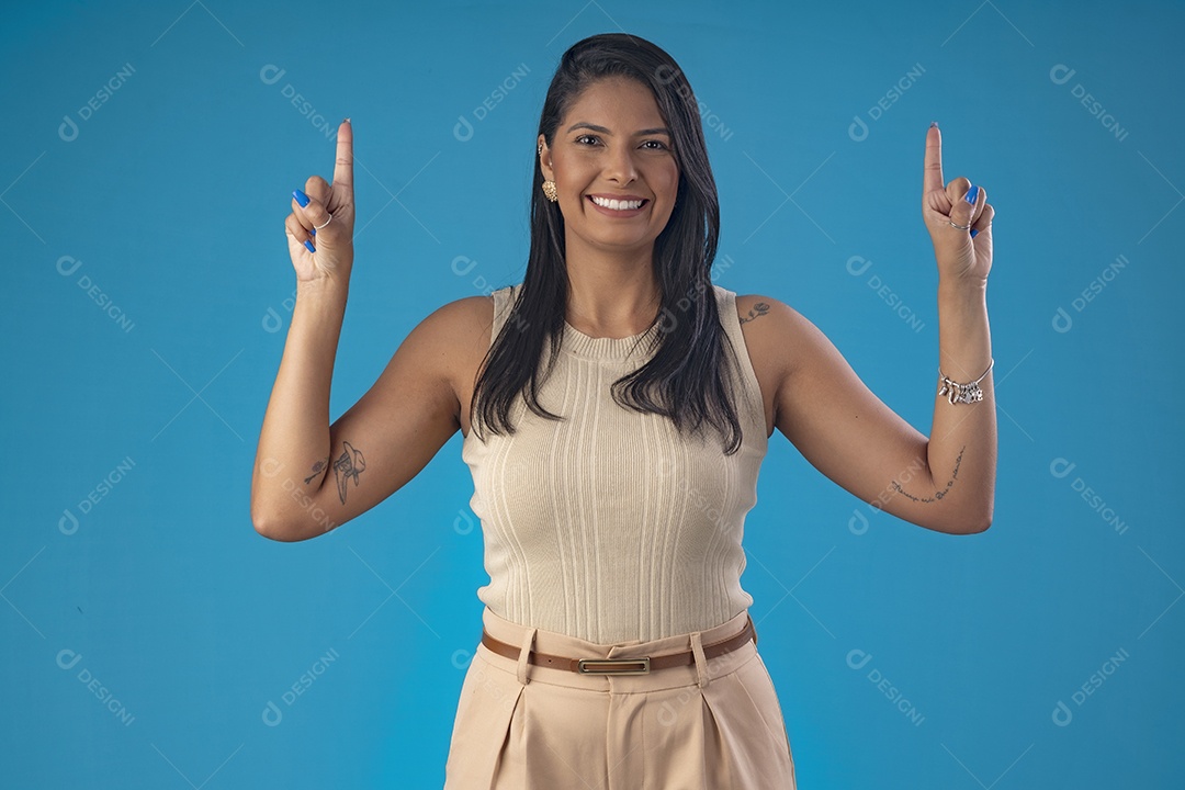 Mulher linda poderosa com dedos para cima