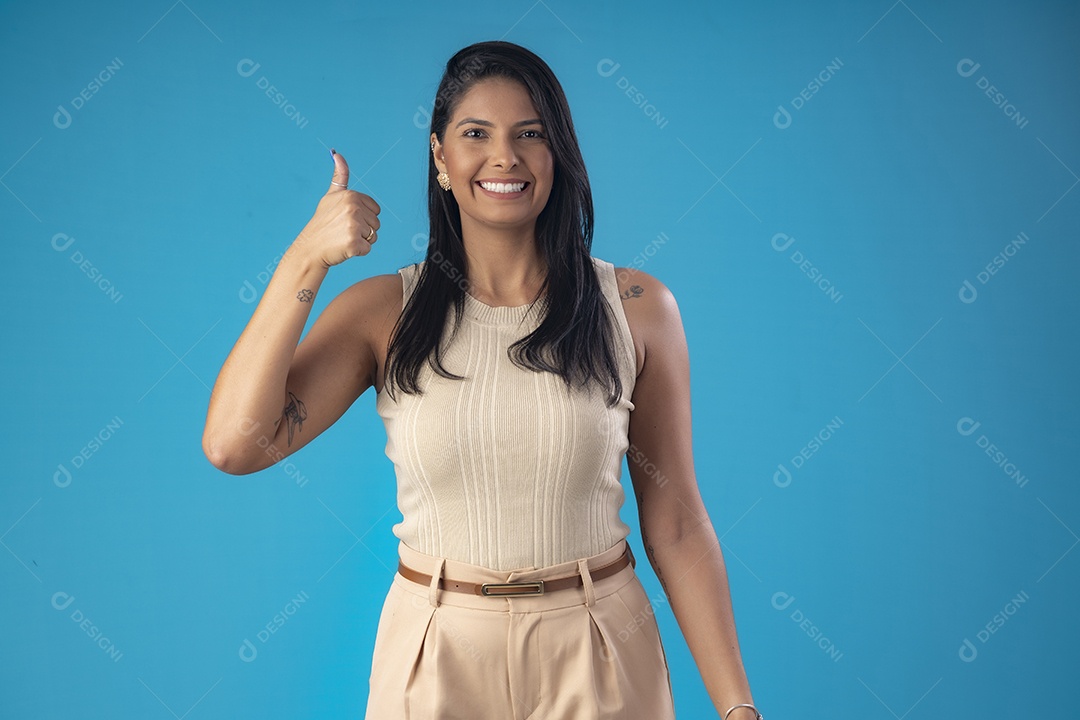 Mulher linda fazendo gesto de ok