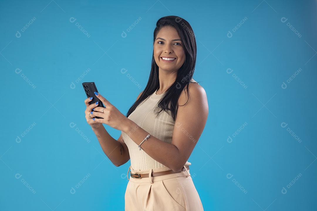 Mulher sorrindo usando celular