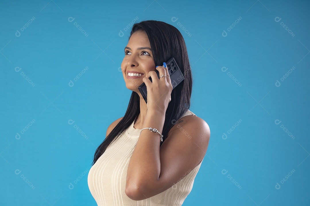 Mulher falando ao telefone