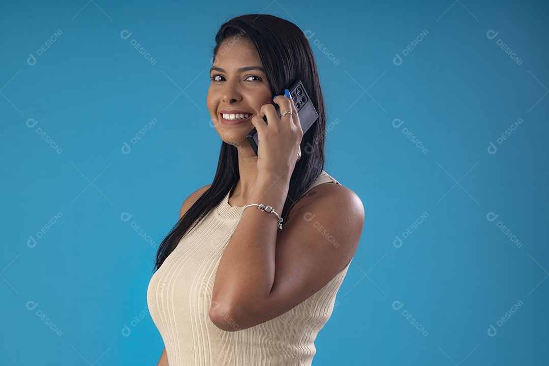 Linda mulher falando ao telefone