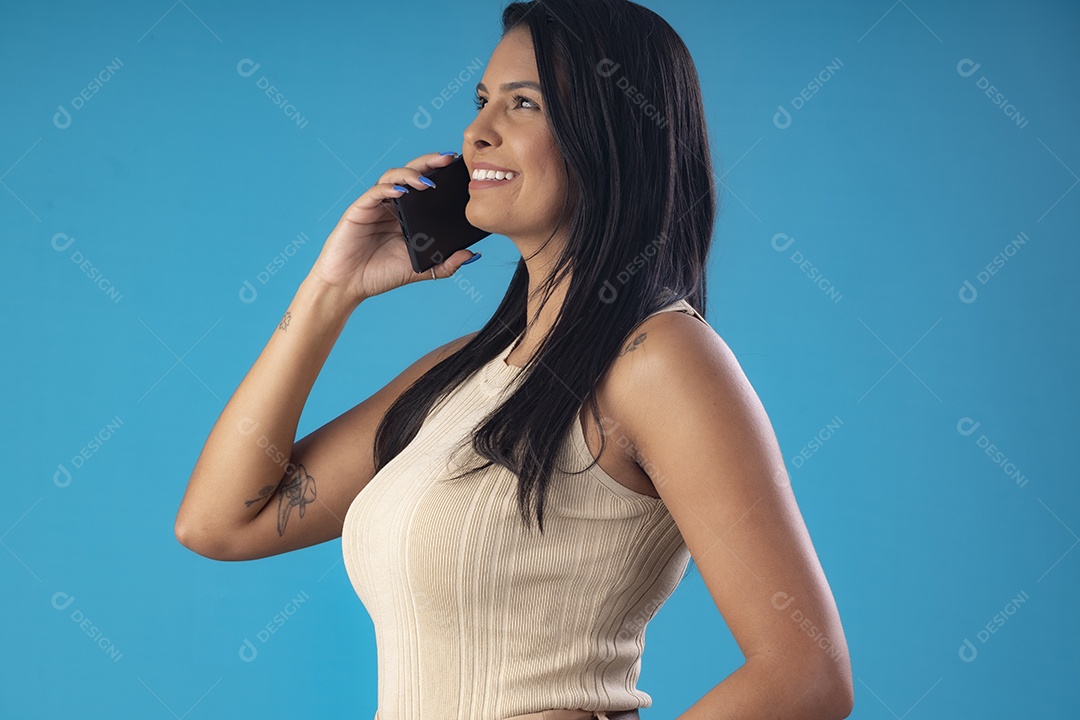 Mulher linda falando ao telefone