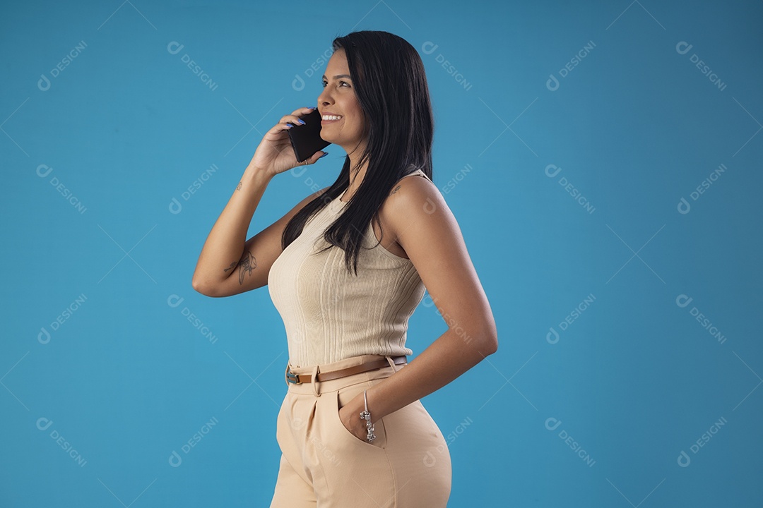 Mulher linda falando ao telefone