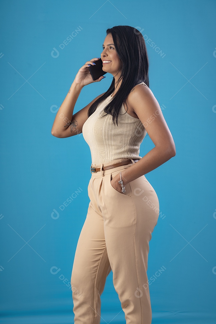 Mulher linda e elegante falando ao telefone