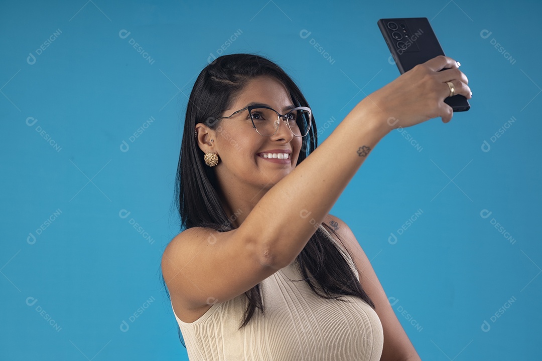 Mulher elegante com sorriso lindo tirando self