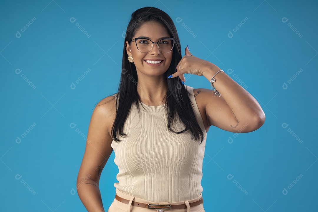 Mulher maravilhosa fazendo gesto de telefonar