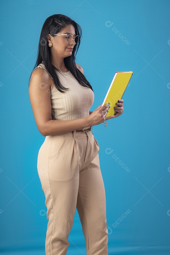 Mulher linda maravilhosa fazendo anotações