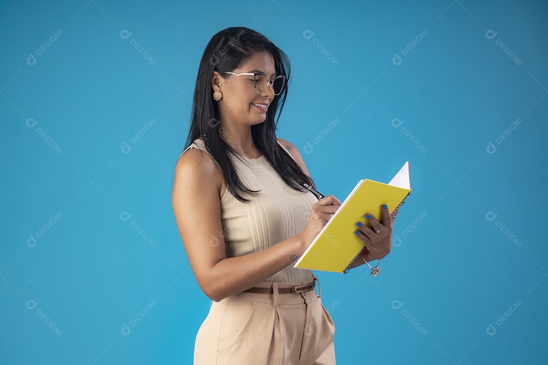 Mulher linda com caderno fazendo anotações