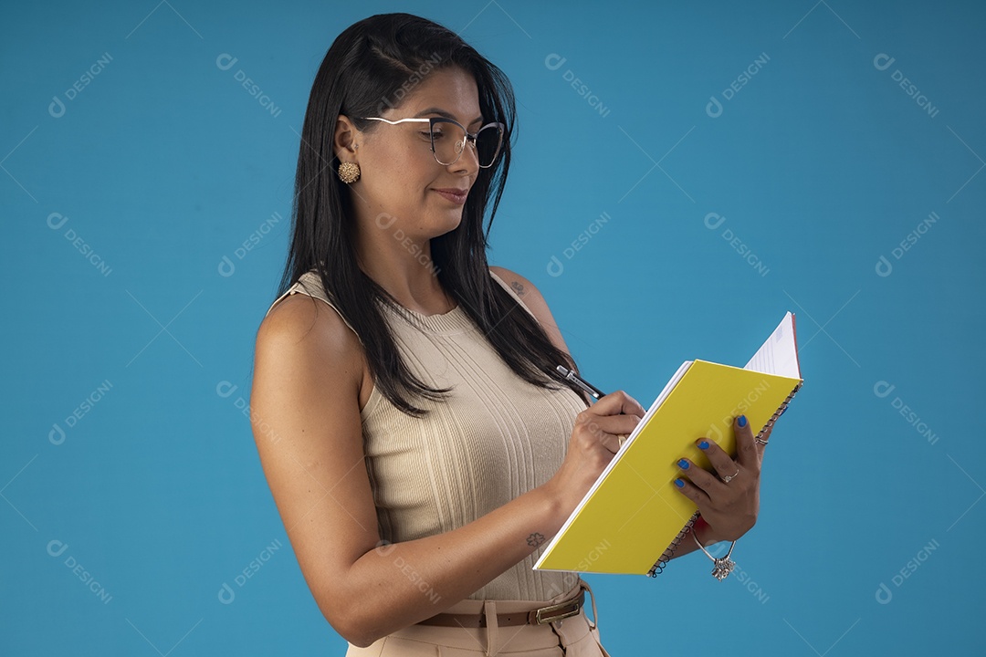 Mulher linda com caderno fazendo anotações