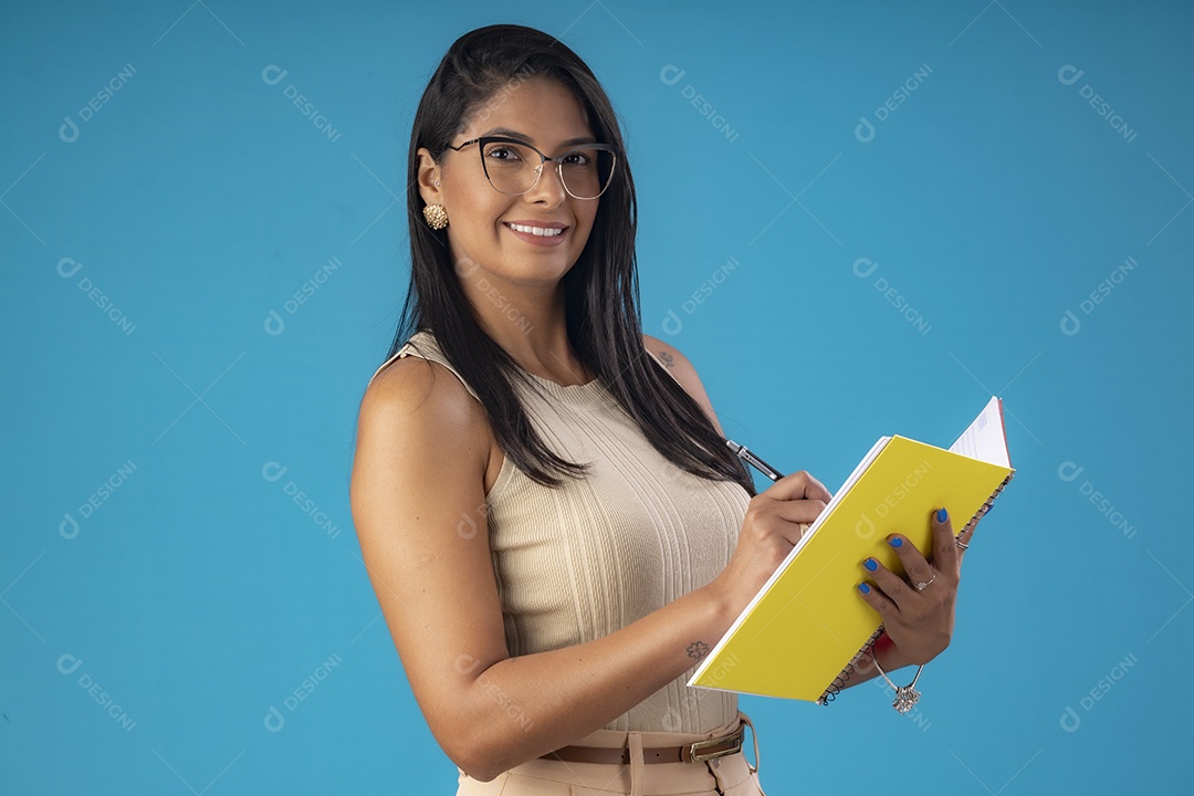 Mulher linda com aderno nas mãos fazendo anotações