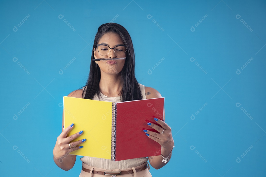 Mulher linda maravilhosa estudando