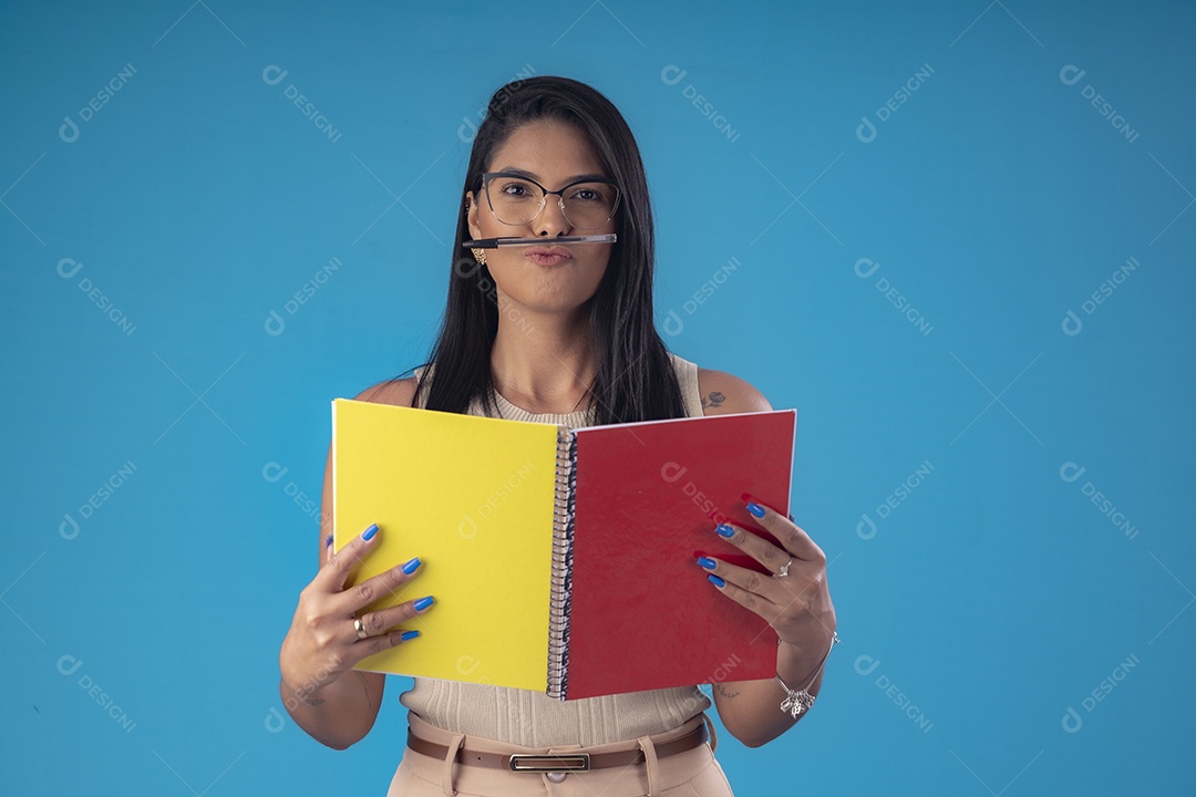 Mulher linda maravilhosa estudando