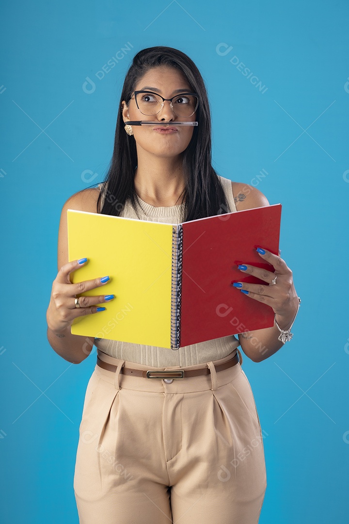 Mulher linda maravilhosa estudando