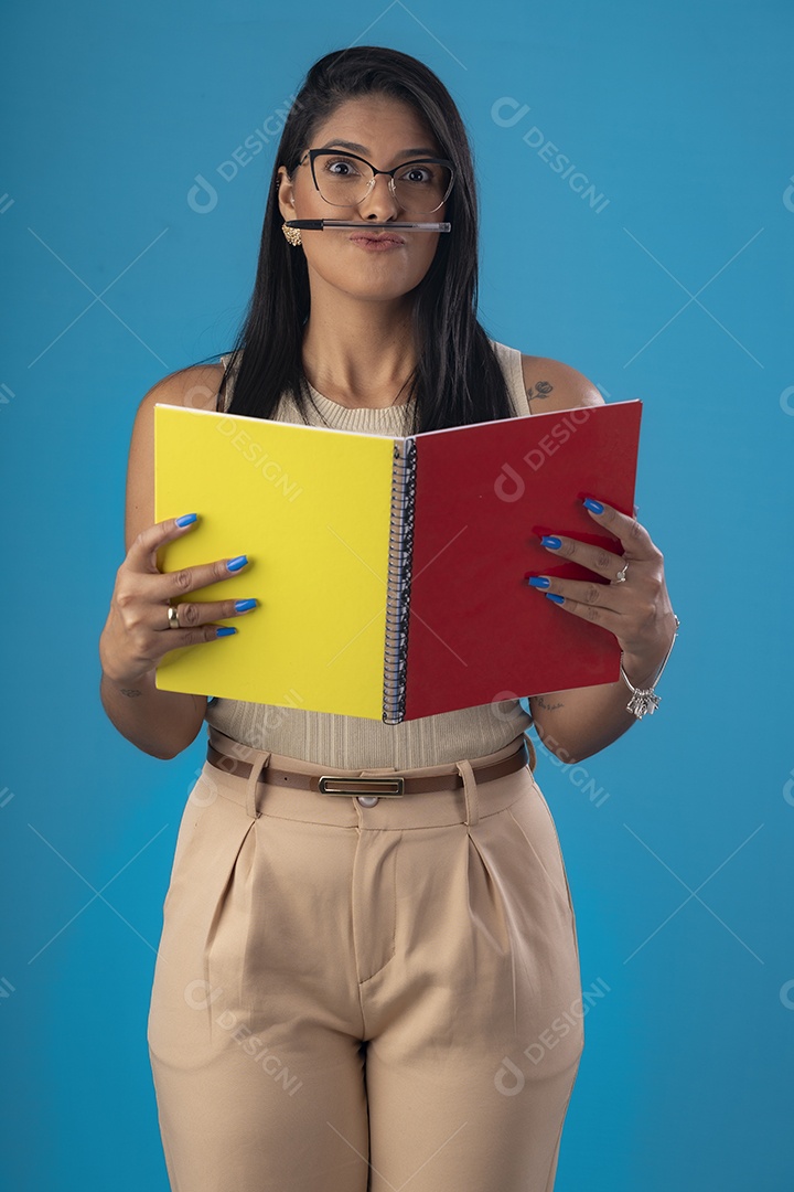 Mulher linda maravilhosa estudando